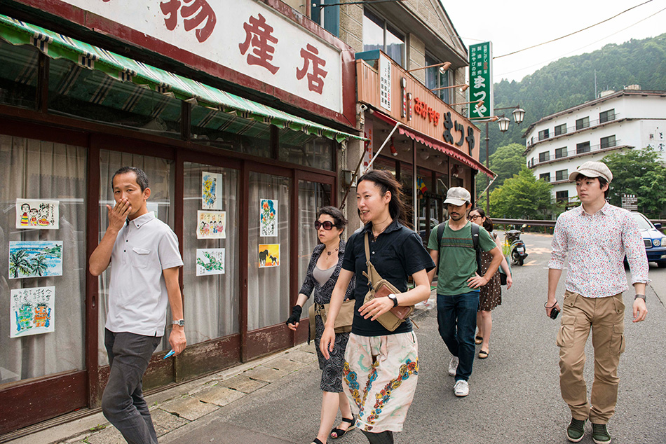 土湯温泉町を下見する小林さん、三田村さん