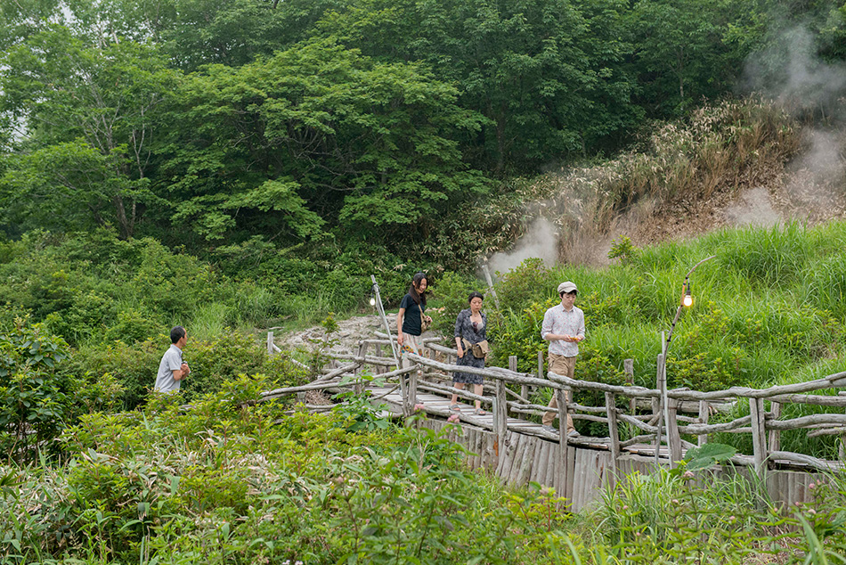 相模屋旅館、源泉横の露天風呂への道