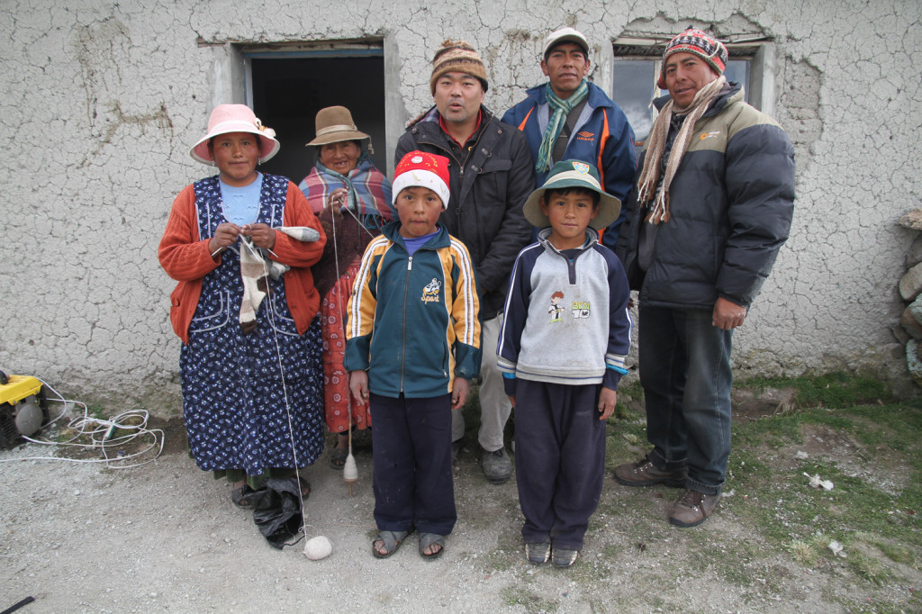 タイトル 毛を刈ったアルパカのために、そのアルパカの毛でマフラーを織る / Weaving a woolen scarf for the alpaca I sheared using its own wool 増山士郎 / Shiro MASUYAMA 2014年1月 プーノ、ペルー 映像 45分