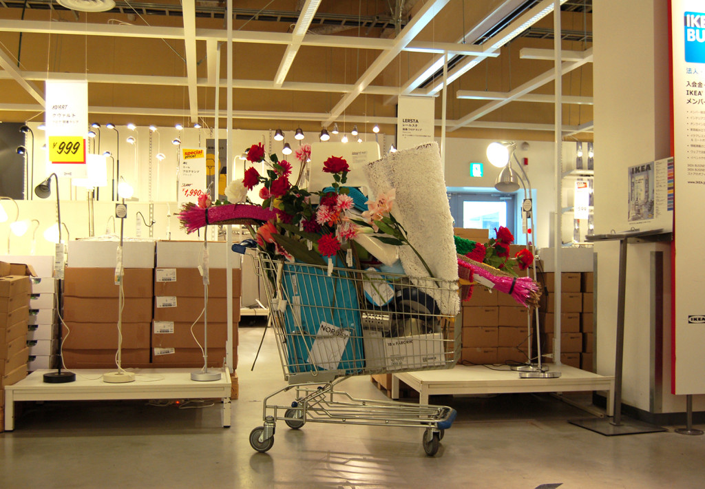 《大量消費の仕方（IKEA）》　2012, single channel HD video, 10minutes 49seconds