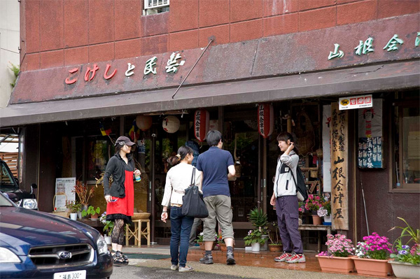 街歩きをする東大の学生たち