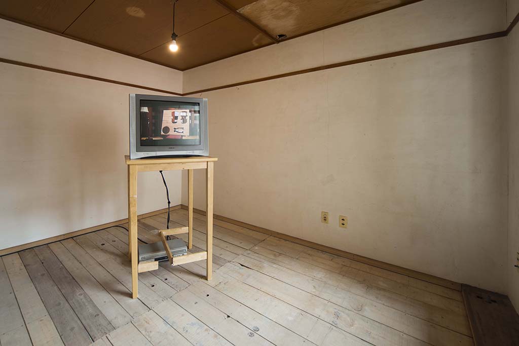 しゃくなげ荘	机とモニター