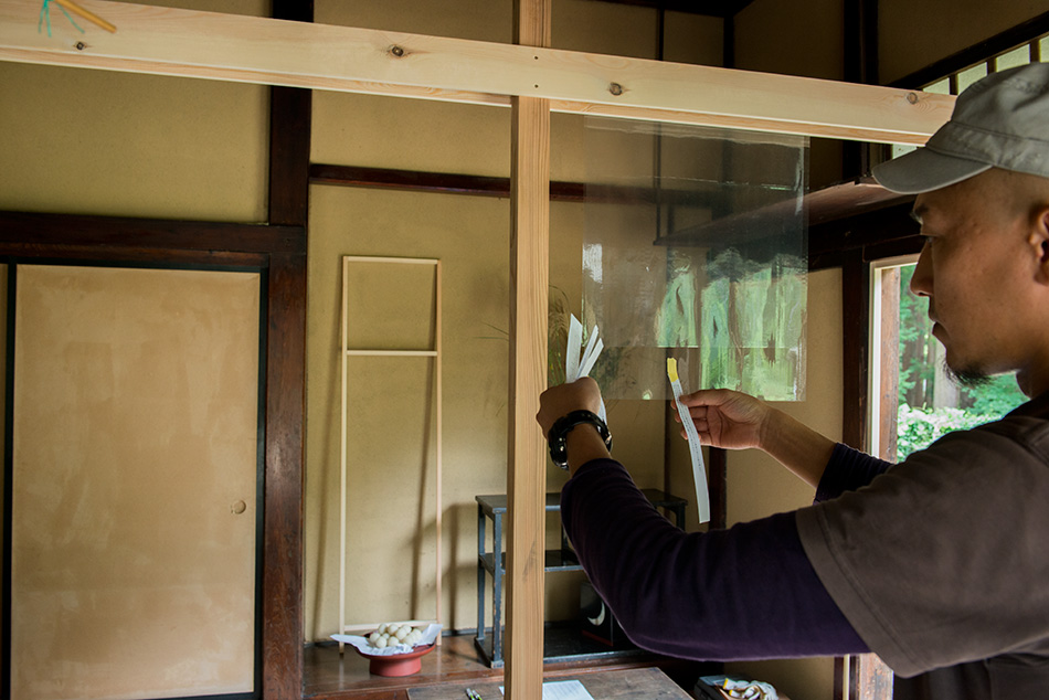 文章の配置を決める清水さん