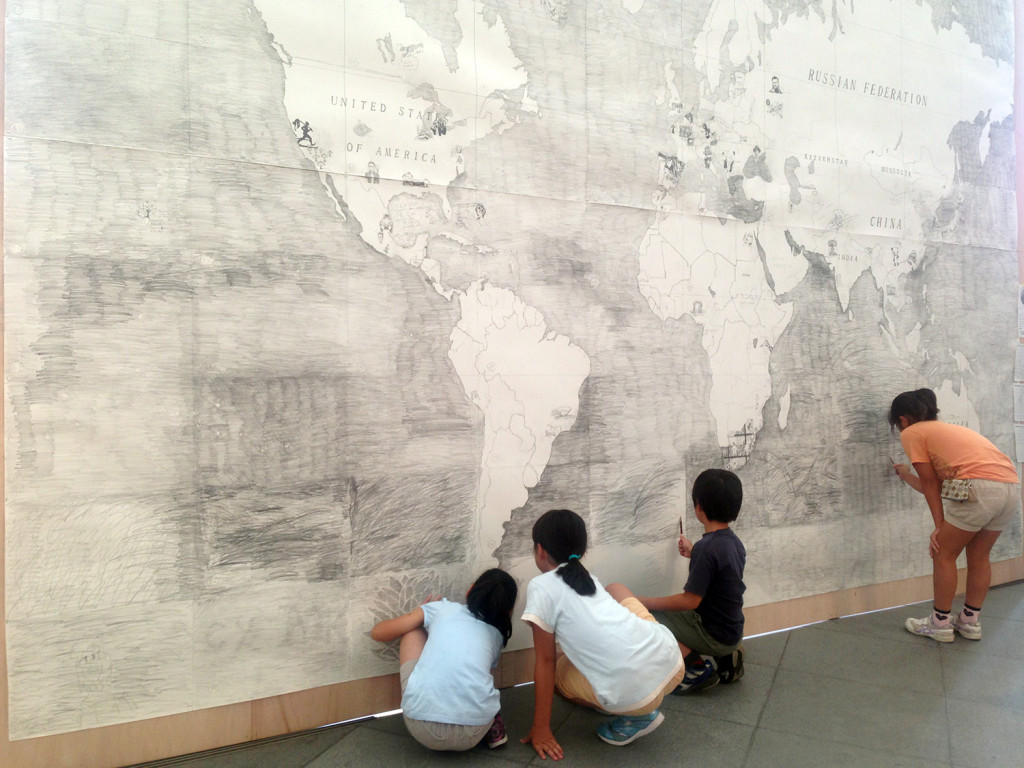 『アーティスト達の世界地図(ドローイング)』公開制作風景